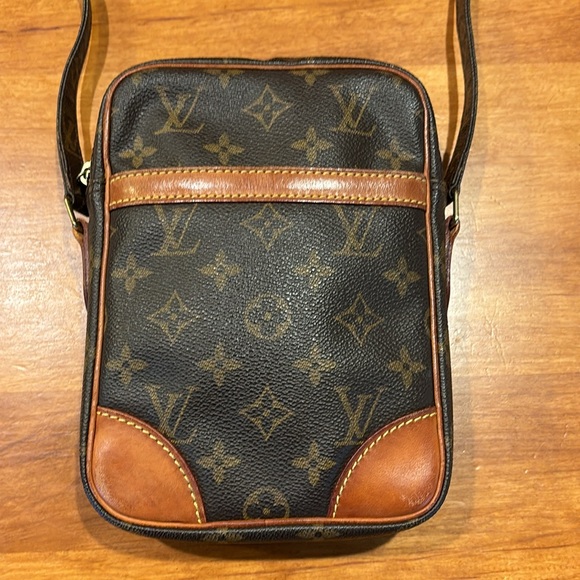 LOUIS VUITTON DANUBE 21 MONOGRAM CROSSBODY BAG DUST BAG & BOX GOLD HARDWARE 🤎🧡 - Picture 3 of 17